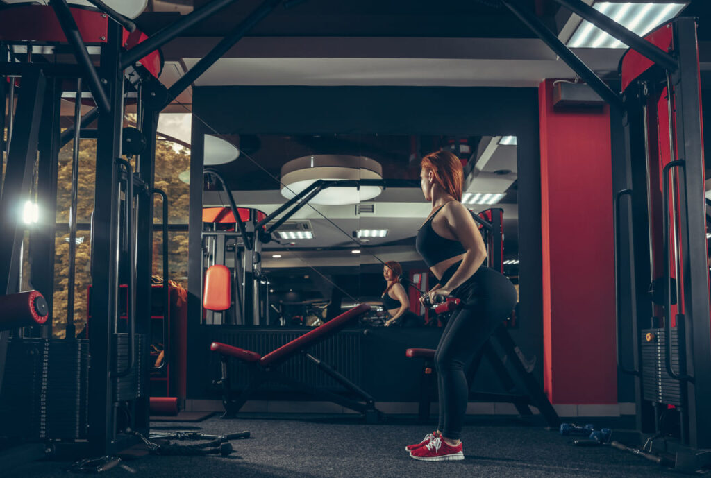 young-muscular-caucasian-woman-practicing-in-gym-with-equipment-wellness-healthy-lifestyle-bodybuilding (1)